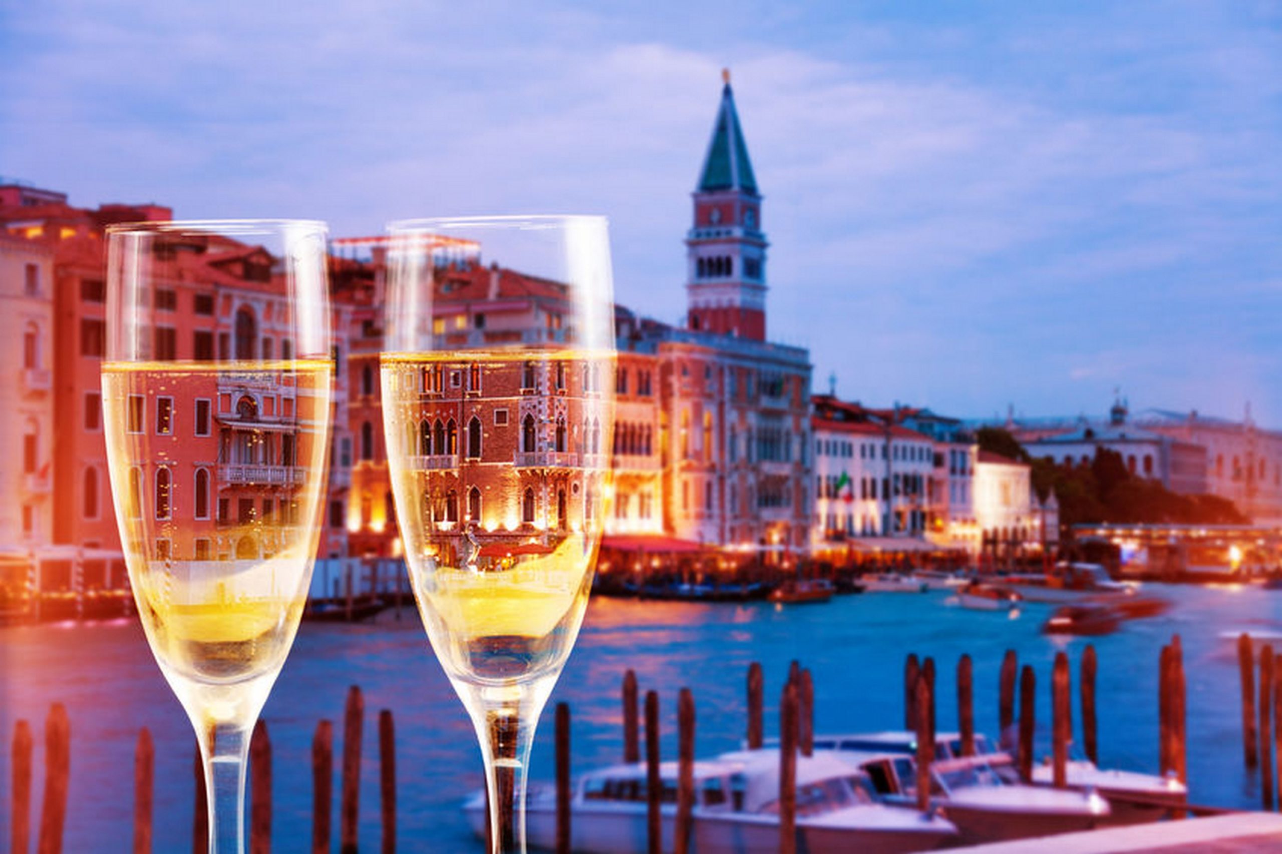 Венецианское шампанское. Шампанское Венеция. Шампанское на фоне Италии. Гондола с игристым вином. Доброй ночи шампанское Венеция.